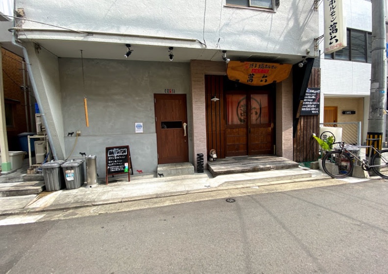 中央区渡辺通にある福岡煮干しラーメンニボラの外観です。